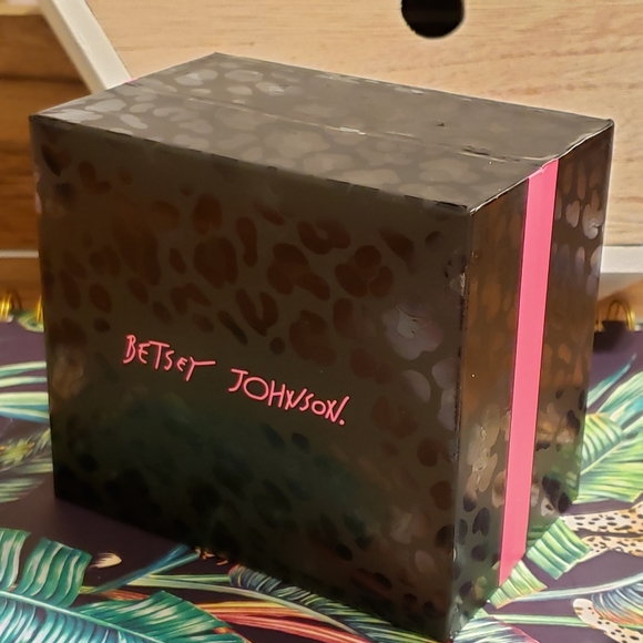 Betsey Johnson Watch and set of 5 bracelets - Picture 13 of 15